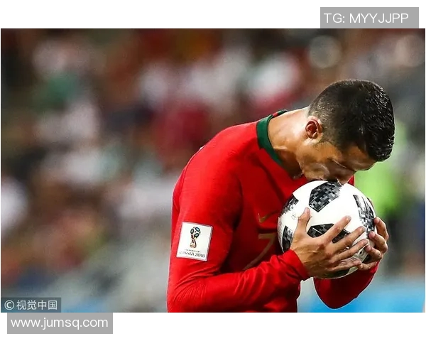 足球明星亲吻粉丝甜蜜瞬间视频曝光引发热议与感动